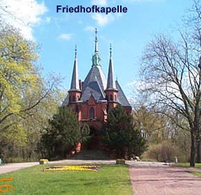 Friedhofshalle im Frühling